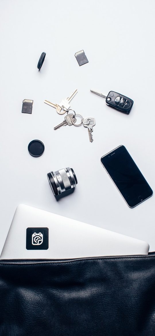九游 App 礼包中心界面，每张礼包卡上标注领取条件、有效期限与适用区服，规则文字清晰
