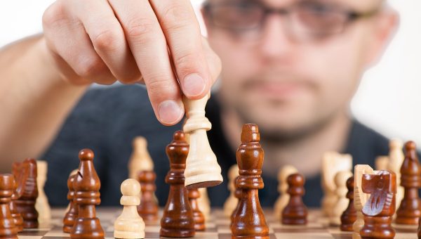 手游实机演示画面截图，画面中角色正在进行战斗，旁边有讲解字幕条